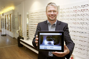 Augenoptiker Thomas Nicolaus demonstriert mittels iPad®, welche Vorteile der Kunde mit den neuen Brillengläsern einmal haben wird. Foto: Krum
