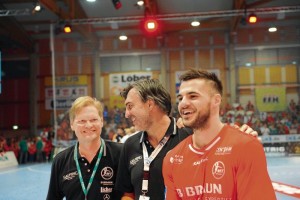 Trainer Michael Roth und Handballnationalspieler Michael Allendorf vertrauen auf das Können des „Kniepapstes“. Foto: Hartung