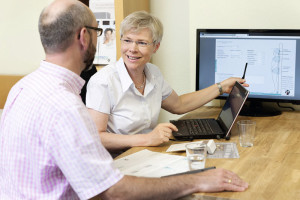 Beate Gaebler im Beratungsgespräch mit einem Kunden. Foto: Betten Gaebler