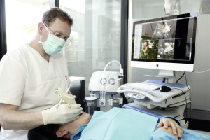 Für das Setzen von Implantaten nutzt Dr. Dr. Arwed Ludwig ein Navigationssystem. Operationen lassen sich damit besser planen und umsetzen. Foto: Mario Zgoll