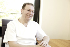 Priv.-Dozent Dr. Dr. Arwed Ludwig ist mit Leidenschaft MKG-Chirurg. Foto: Mario Zgoll