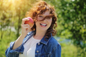 Leben mit Biss: Wer seine Zähne gut pflegt, hält sie ein Leben lang gesund. Foto: © mariesacha - Fotolia.com