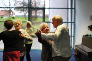 Marieluise König und Gerhard Clemens (rechts) üben den Tango Argentino beim Tanz-Treff in der SWA Lindenberg. Christa Rommel (2. von links) übt die Schritte mit Tanzlehrerin Susanne Helalat. Foto: © Gesundheit Nordhessen