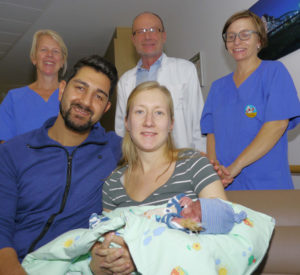 Verschlief ungerührt den ersten Fototermin seines Lebens: Leo mit seinen Eltern Mirjam Schevalje-Bakhtiar und Farzin Bakhtiar sowie Ellen Lafrenz (hinten links), Dr. Andreas Worms sowie Gesundheits- und Kinderkrankenpflegerin Alexandra Siebert. Foto: Klinikum Kassel/Gesundheit Nordhessen Holding AG