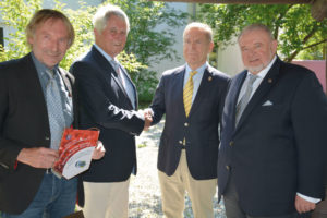 Verleihung des Progressive Melvin Jones Fellow: Wolfgang Mertens vom Friedensdorf Oberhausen, der Geehrte Ulrich Bruckmann, Distrikt Governor 111 MN Gunter Schwind und der Vorstandssprecher des Hilfswerks der Deutschen Lions Jochen Kersting (v.l.). Foto: nh