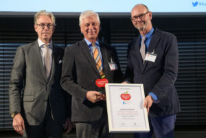 Nahm den Innovationspreis 2019 entgegen: Dr. Eckhard Starke (Mitte) von der Kassenärztlichen Vereinigung Hessen (KVH). Foto: KVH