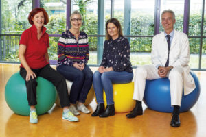 Freuen sich über die positive Resonanz auf das neue Sportangebot: Jacqueline Gebhardt, Stephanie Kuhl, Antje Hirdes und Prof. Dr. Thomas Dimpfl. Foto: Gesundheit Nordhessen