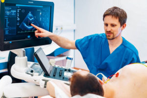 Der forschende Kardiologe Professor Karl Toischer während einer Herz-Ultraschalluntersuchung am Herzzentrum der Universitätsmedizin Göttingen. Foto: hzg/lange
